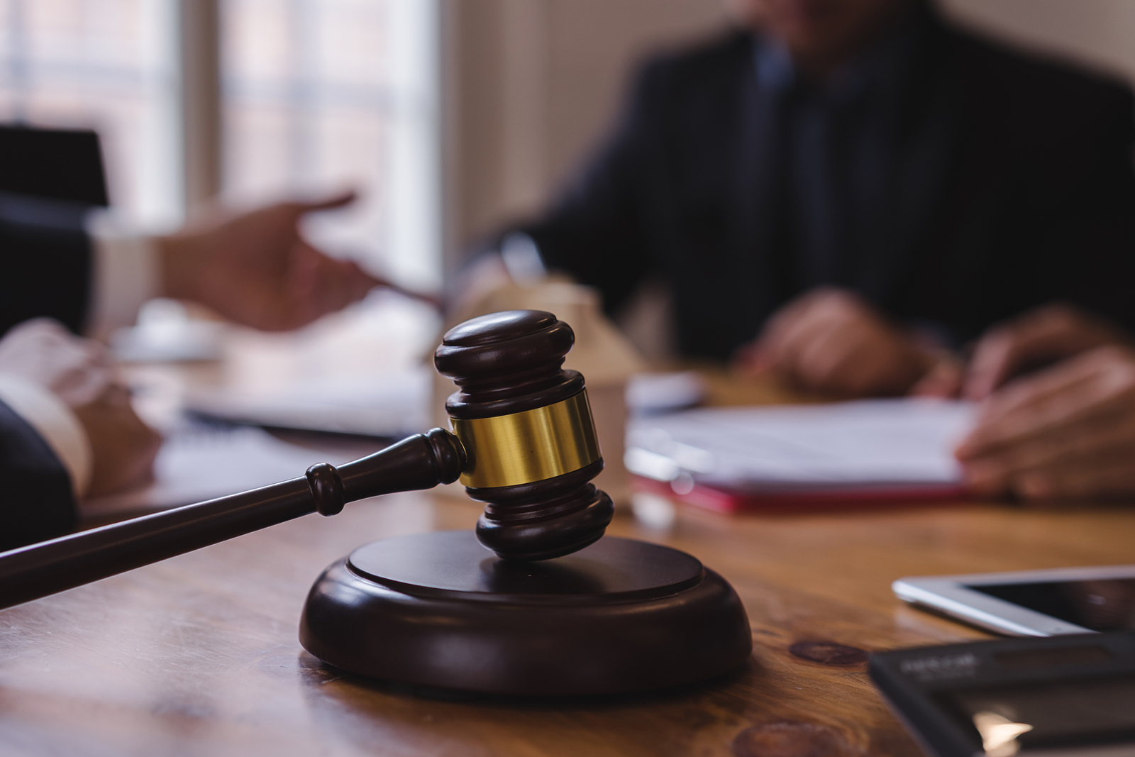 адвокат по алиментам. компьютер в суде. юрист рукопожатие. споры с банком. оплата работы юриста.