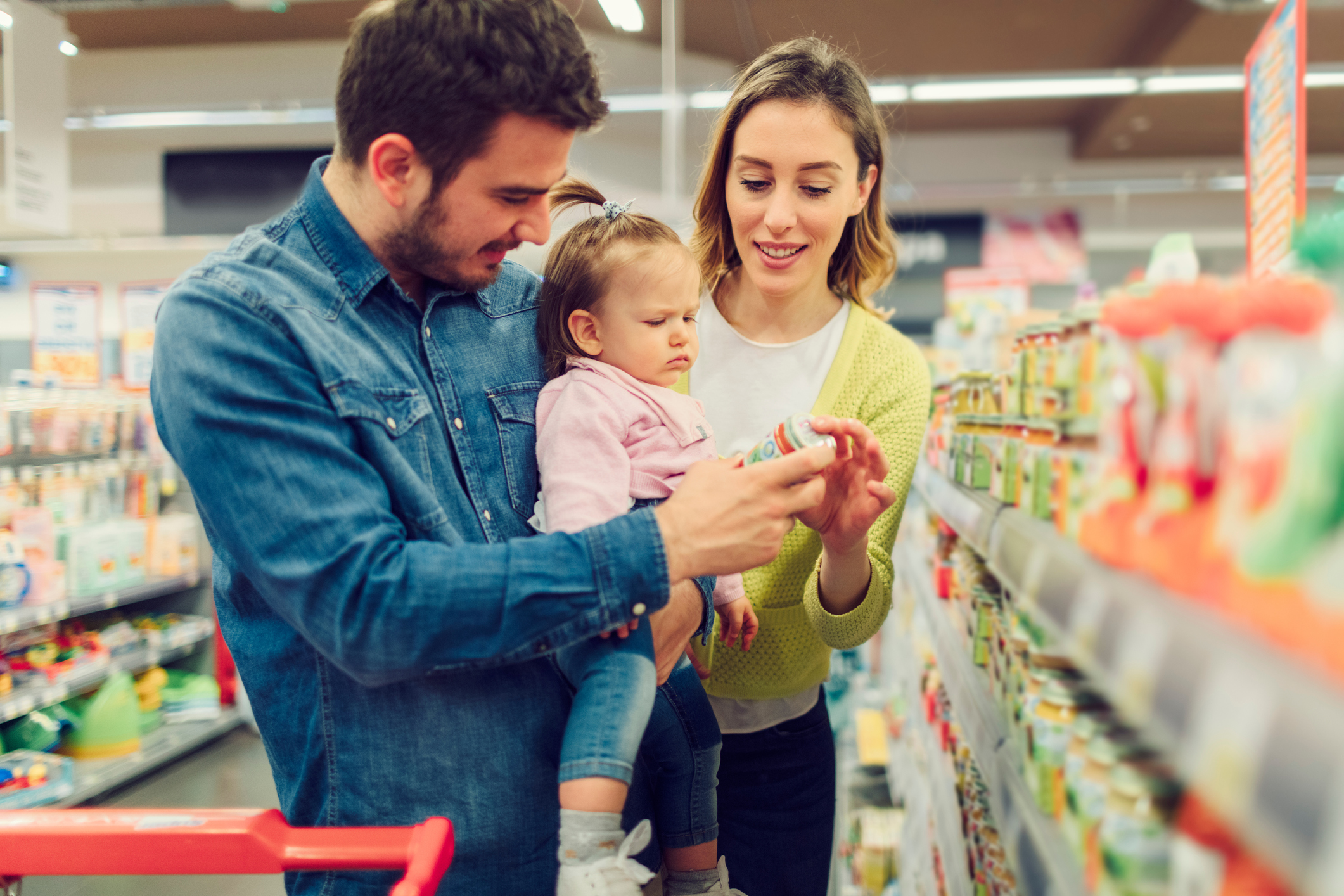 Товары для молодых мам. Детские питание. Девочка в магазине. Ребенок в магазине. Подарки для детей.