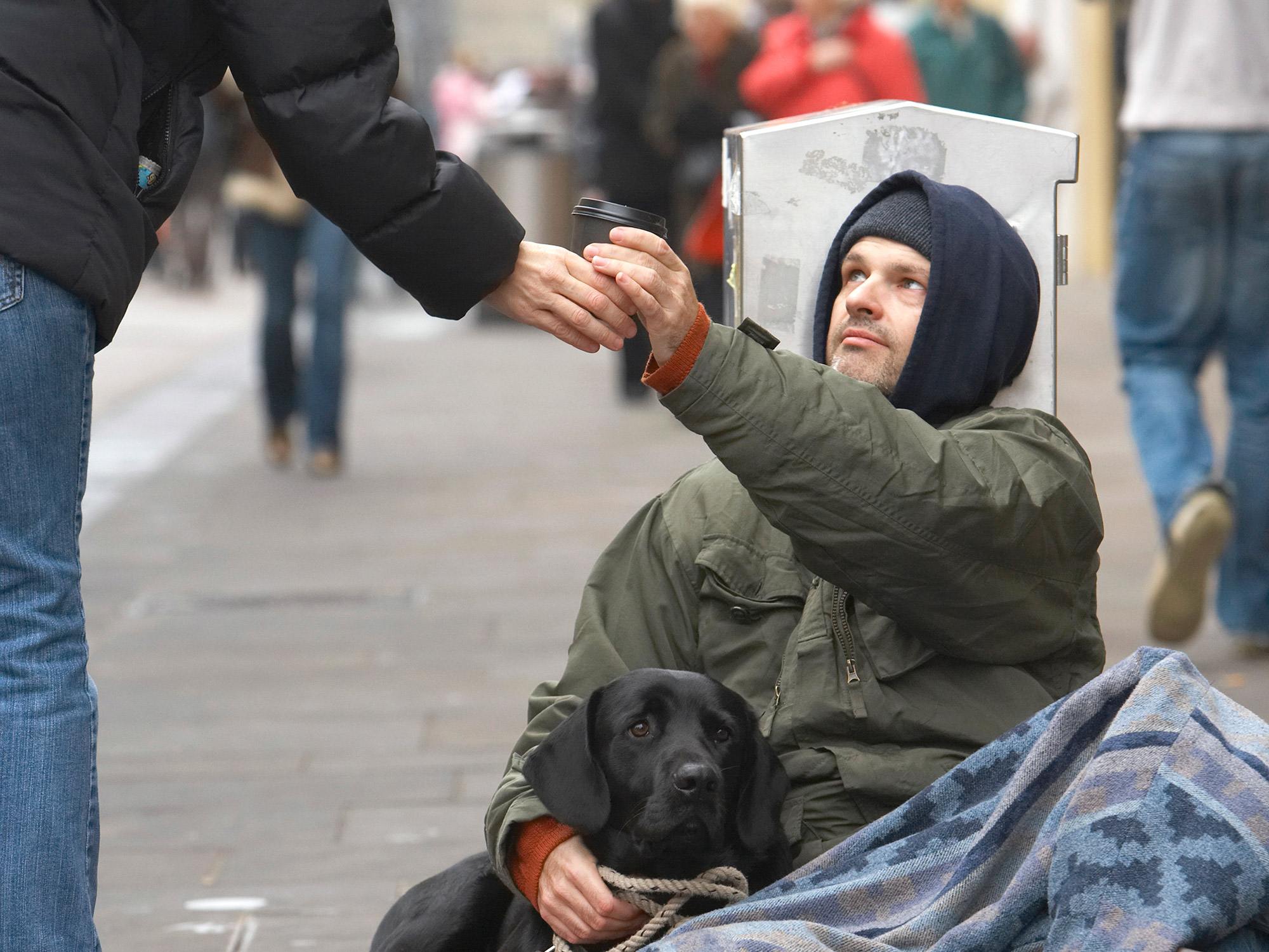 Спасти бомжа. Человек помогает бездомному. Помощь бездомным людям. Help to homeless. Человек отдвет нищему свое пальто.