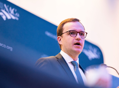 Ronnie Kurtz, HUD assistant secretary for community planning and development, discusses housing policy Feb. 22 with county officials at the NACo Legislative Conference. Photo by Denny Henry