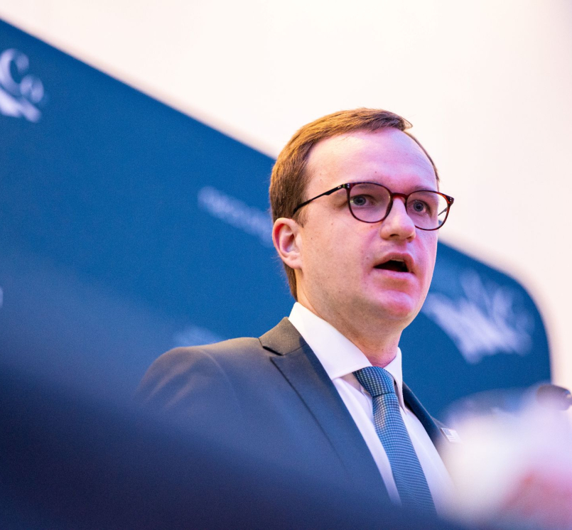 Ronnie Kurtz, HUD assistant secretary for community planning and development, discusses housing policy Feb. 22 with county officials at the NACo Legislative Conference. Photo by Denny Henry