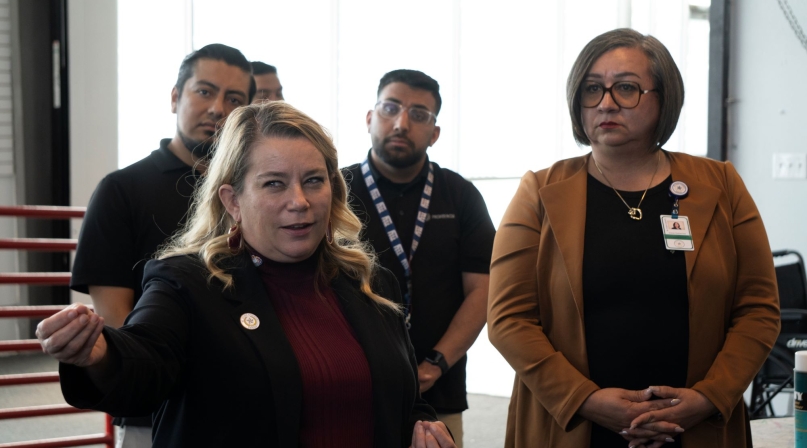 Betsy Keller, El Paso County, Texas’s chief administrator, and Irene Gutierrez, executive director of the county’s Community Services Department, in March introduce members of the NACo Immigration Reform Task Force to El Paso County Migrant Support Services Center. Photo by Charlie Ban