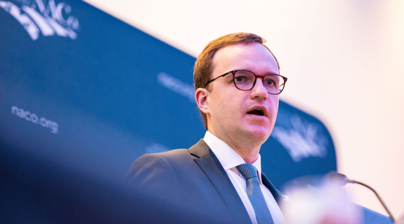 Ronnie Kurtz, HUD assistant secretary for community planning and development, discusses housing policy Feb. 22 with county officials at the NACo Legislative Conference. Photo by Denny Henry