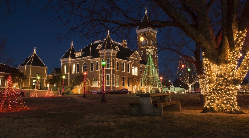 Image of Saline_County_Courthouse_Benton_Christmas_Lights_06841.jpg