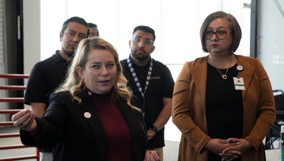 Betsy Keller, El Paso County, Texas’s chief administrator, and Irene Gutierrez, executive director of the county’s Community Services Department, in March introduce members of the NACo Immigration Reform Task Force to El Paso County Migrant Support Services Center. Photo by Charlie Ban